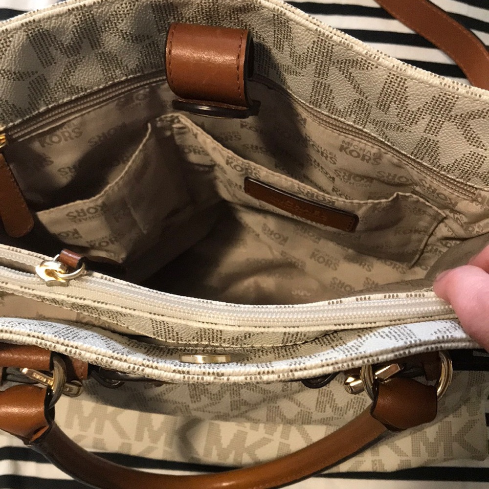 Michael Kors large Hamilton purse - Picture 7 of 9